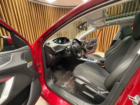 PEUGEOT 1.2 PURETECH ALLURE CAM TAVAN OTOMATİK 12 TAKSİT